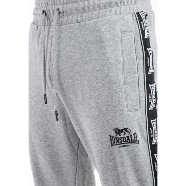 Spodnie dresowe klasyczne Lonsdale Grutness. Czarne spodnie sportowe męskie Lonsdale, l, bez wzorów, z dresówki. Za 235.50 zł.