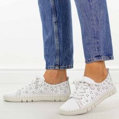 Białe ażurowe skórzane półbuty damskie Filippo Dp7631/26. Białe półbuty damskie Filippo, na lato, w ażurowe wzory, z jeansu, casualowe, z okrągłym noskiem, bez obcasa, na płaskiej podeszwie, bez zapięcia. Za 219.00 zł.