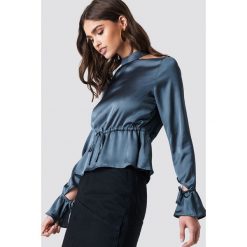 Iva Nikolina x NA-KD Satynowa bluzka z odkrytymi plecami - Blue. Bluzki damskie marki Iva Nikolina x NA-KD. W wyprzedaży za 66.97 zł.