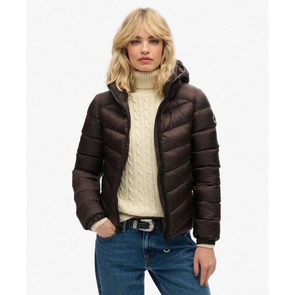 Damska kurtka z kapturem Superdry Fuji. Brązowe kurtki damskie Superdry., bez wzorów, z puchu, z kapturem. Za 425.50 zł.