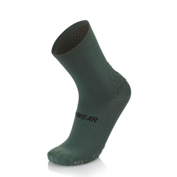 Skarpetki Mb Wear Comfort H15. Zielone buty sportowe męskie MB WEAR, bez wzorów, z materiału. Za 113.00 zł.