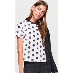 Koszulka w grochy kolekcja EQUAL - Biały. Białe t-shirty damskie Cropp, w grochy. W wyprzedaży za 14.99 zł.