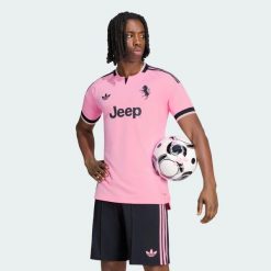 Koszulka Juventus 26/27 Away Authentic. Czarne koszulki sportowe męskie Adidas, s, bez wzorów, z materiału, bez kołnierzyka, bez ramiączek, do piłki nożnej, climacool (adidas). Za 566.00 zł.