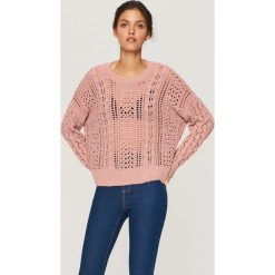 Ażurowy sweter - Różowy. Czerwone kardigany damskie Reserved, m, w ażurowe wzory, bez kołnierzyka, bez ramiączek, bez kaptura. Za 99.99 zł.