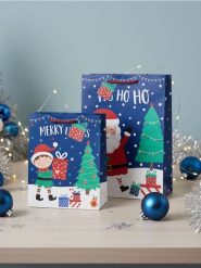 Świąteczne torby prezentowe z motywem Mikołaja, elfów i choinki 4 pack - wielobarwny. Torby i plecaki dziecięce Sinsay. Za 17.99 zł.