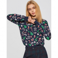 Bluza ze świątecznym nadrukiem all over - Granatowy. Niebieskie bluzy damskie Cropp, z nadrukiem. Za 69.99 zł.