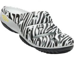 Klapki damskie Keen Yogui W Zebra Star Mix. Czarne klapki damskie 909, bez wzorów, z gumy, retro, bez obcasa. Za 287.99 zł.
