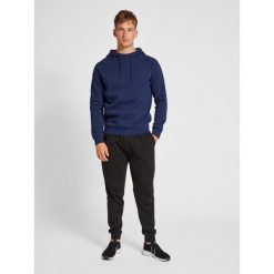 Bluza z kapturem Hummel Red Heavy. Niebieskie bluzy męskie Hummel, s, bez wzorów, z bawełny, z kapturem, na fitness i siłownię. Za 99.00 zł.