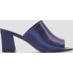 NA-KD Shoes Satynowe klapki mule na obcasie - Blue,Navy. Niebieskie klapki damskie NA-KD Shoes, z satyny. W wyprzedaży za 80.98 zł.