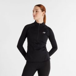 Bluza damska New Balance WT43200BK – czarna. Czarne bluzy damskie New Balance, s, bez wzorów, z dresówki, bez kaptura. Za 389.99 zł.