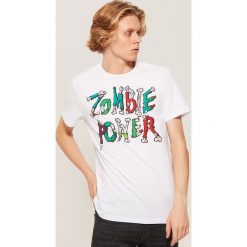 T-shirt z napisem Zombie power - Biały. Białe t-shirty męskie House, z napisami. Za 39.99 zł.