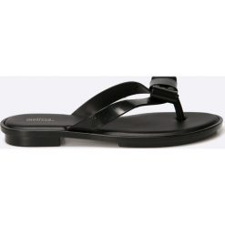 Melissa - Japonki Gueixa Flat. Czarne klapki damskie Melissa, z materiału. W wyprzedaży za 129.90 zł.
