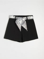 Eleganckie szorty z przeszytym kantem i paskiem - czarny. Czarne szorty damskie Sinsay, l, bez wzorów, eleganckie. Za 49.99 zł.