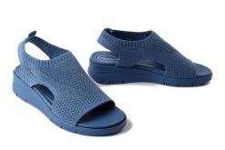 TAMARIS Comfort 8-88713-42 802 M8871342 denim, sandały damskie. Niebieskie sandały damskie Tamaris, bez wzorów, z denimu, bez obcasa, na koturnie, bez zapięcia. Za 209.93 zł.