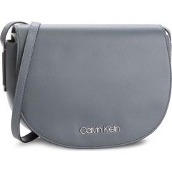 Torebka CALVIN KLEIN - Frame Med Saddle Bag K60K604451 008. Listonoszki damskie marki Calvin Klein. W wyprzedaży za 319.00 zł.