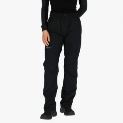 Spodnie shell turystyka damska Swedemount Abisko Shell Rain Pants wodoodporna. Czarne spodnie sportowe damskie SWEDEMOUNT, bez wzorów, trekkingowe. Za 299.99 zł.