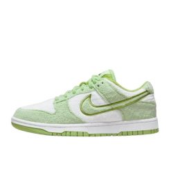 Buty do chodzenia dla dorosłych Nike Dunk Low SE Fleece Green. Białe obuwie sportowe damskie Nike, bez wzorów, z bawełny, tenisowe. Za 902.49 zł.