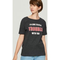 T-shirt z hasłem - Szary. T-shirty damskie marki Calvin Klein Jeans. W wyprzedaży za 14.99 zł.