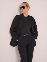 Klasyczna marynarka z ozdobnymi guzikami - czarny. Czarne żakiety damskie Sinsay, l, bez wzorów, klasyczne. Za 59.99 zł.