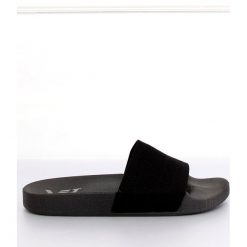 Klapki z dzianinowym paskiem czarne PT-110 Black. Czarne klapki damskie ButyModne, bez wzorów, z dzianiny, sportowe, bez obcasa. W wyprzedaży za 69.00 zł.