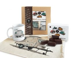 Niewiadów N-126 — paczka (Zawartość paczki: koszulka, torba, kubek, słodycze; Rozmiar koszulki / bluzy: XXL (męska); Kolor koszulki / bluzy: czarny; R. Czarne bluzy damskie nikiniki, m, bez wzorów, z bawełny, bez kaptura. Za 179.00 zł.