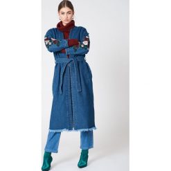 NA-KD Dżinsowa kurtka z haftem - Blue. Kurtki damskie marki NA-KD. W wyprzedaży za 97.18 zł.