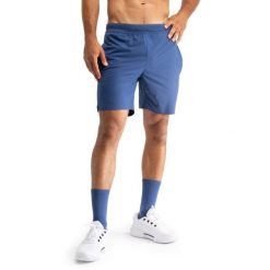 Męskie techniczne spodenki tenisowe Siroko Velozix Blue. Niebieskie krótkie spodenki sportowe męskie SIROKO, l, bez wzorów, z materiału. Za 169.00 zł.