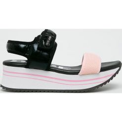 Pepe Jeans - Sandały Fuji Metal. Czarne klapki damskie Pepe Jeans, bez wzorów, z gumy, bez obcasa, na obcasie, bez zapięcia. W wyprzedaży za 279.90 zł.