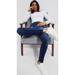 Jeansy push up z przetarciami na udach granatowe. Niebieskie jeansy damskie MOODO. W wyprzedaży za 41.99 zł.