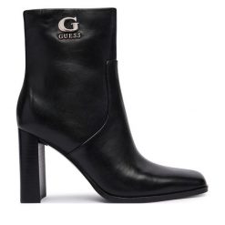 Botki Guess. Czarne botki damskie Guess, bez obcasa, na słupku, bez zapięcia. Za 764.99 zł.