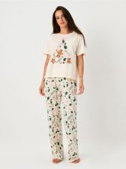 Świąteczna piżama dwuczęściowa z nadrukiem gałązek i piernikowego ludzika - kremowy. Białe piżamy damskie Sinsay, l, bez wzorów, bez ramiączek. Za 49.99 zł.