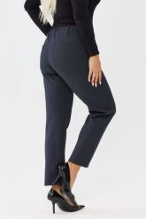 Granatowe spodnie Liora - elegancja i komfort w jednym PLUS SIZE XXL OVERSIZE JESIEŃ. Niebieskie spodnie materiałowe damskie Moda Size Plus Iwanek, plus size, bez wzorów, z poliesteru. Za 199.90 zł.