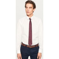 Koszula regular fit z białym nadrukiem - Biały. Białe koszule męskie Reserved, z nadrukiem. Za 119.99 zł.