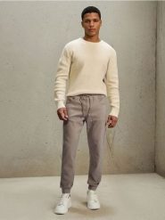 Jeansy jogger - kremowy. Białe jeansy męskie Sinsay. Za 79.99 zł.