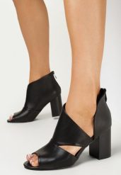 Czarne Botki Peep Toe na Słupku z Wycięciami na Cholewce Limoso. Czarne botki damskie Born2be, z okrągłym noskiem, za kostkę, bez obcasa, na obcasie, bez zapięcia. Za 79.99 zł.