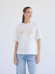 T-shirt z ozdobną aplikacją - złamana biel. T-shirty damskie Reserved, l, z aplikacjami, z bawełny, bez kołnierzyka. W wyprzedaży za 55.99 zł.