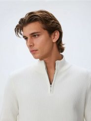 Sweter z rozpinaną stójką - biały. Białe swetry przez głowę męskie Reserved, l, bez wzorów, z bawełny, bez kołnierzyka. Za 159.99 zł.