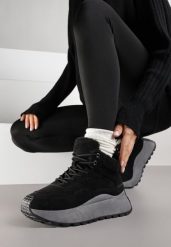 Czarne Sneakersy Śniegowce Vices na Grubej Podeszwie Ozdobione Futerkiem i Napisem Nelinena. Czarne śniegowce i trapery damskie Born2be, z futra. Za 109.99 zł.