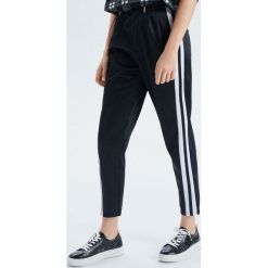 Spodnie z lapasami - Czarny. Spodnie materiałowe damskie marki Cropp. Za 79.99 zł.