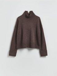 Wełniany sweter z golfem - ciemnobrązowy. Brązowe swetry damskie Reserved, l, bez wzorów, z dzianiny, bez kołnierzyka, bez ramiączek, bez kaptura. Za 259.99 zł.