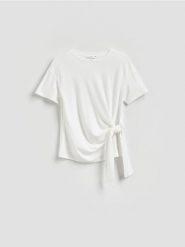 T-shirt z ozdobnym wiązaniem - złamana biel. T-shirty damskie Reserved, l, bez wzorów, z dzianiny, bez kołnierzyka. Za 79.99 zł.