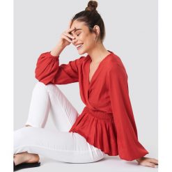 NA-KD Boho Bluzka z bufiastym rękawem - Red. Bluzki damskie marki NA-KD Boho. Za 80.95 zł.