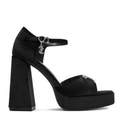 Sandały Juicy Couture. Czarne sandały damskie Juicy Couture, bez wzorów, bez obcasa, na słupku, bez zapięcia. Za 239.99 zł.