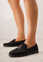 Czarne Mokasyny z Imitacji Zamszu Zdobione Aplikacją z Zawieszkami Peleg. Czarne mokasyny damskie Born2be, z jeansu, biznesowe. Za 99.99 zł.