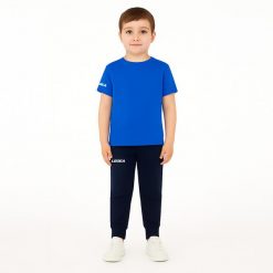 Komplet dresowy dla chłopca ARIA JR. Niebieskie spodnie sportowe dla chłopców Legea, bez wzorów, z bawełny, sportowe, krótkie, na jogę i pilates. W wyprzedaży za 76.00 zł.