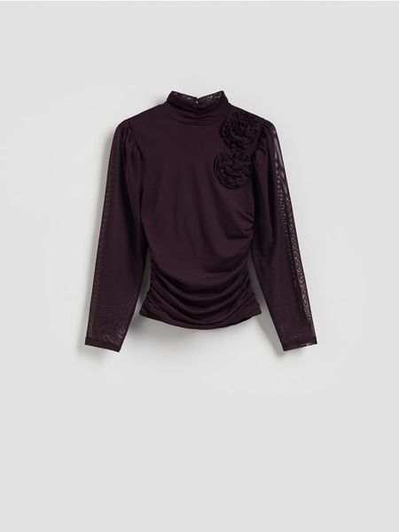 Bluzka z kwiatową aplikacją - ciemnofioletowy. Fioletowe bluzki damskie Reserved, l, z aplikacjami, z dzianiny, bez kołnierzyka, bez ramiączek. Za 99.99 zł.