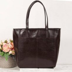 Skórzana czekoladowa torebka DAN-A T395. Brązowe torebki do ręki damskie DAN-A, bez wzorów, ze skóry, bez dodatków. Za 399.99 zł.