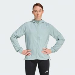 Kurtka adi365 Running Essentials. Zielone kurtki damskie Adidas, bez wzorów, z tkaniny, bez kaptura. Za 299.00 zł.