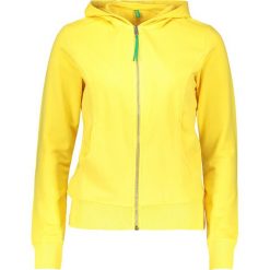 Bluza w kolorze żółtym. Żółte bluzy damskie marki Benetton. W wyprzedaży za 79.95 zł.