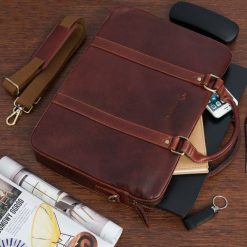 Torba męska skórzana na ramię laptopa duża koniakowa biznesowa Beltimore N06. Brązowe torby na laptopa męskie bez wzorów, biznesowe, na ramię, duże. Za 399.90 zł.